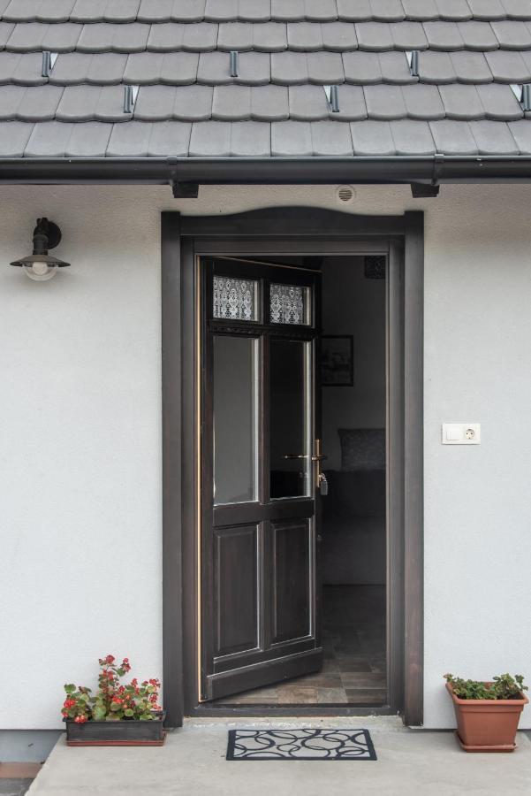 Hauptman Apartman นักยาทาด ภายนอก รูปภาพ